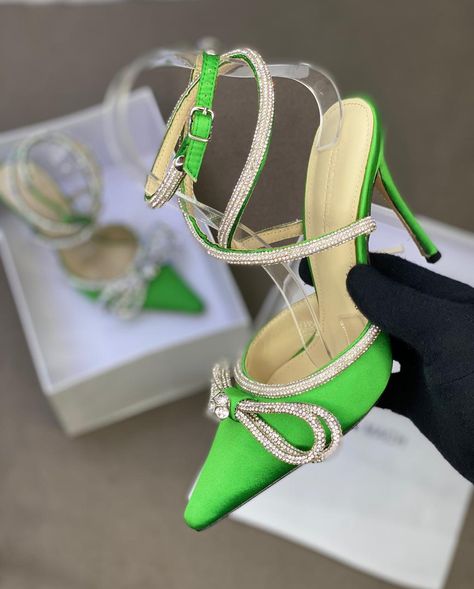 Fashions Designs, Shoes Everyday, Slippers Heels, Green Outfits, Fashion Shoes Heels, Heels Sneakers, Shoes World, Aesthetic Green, Hype Shoes