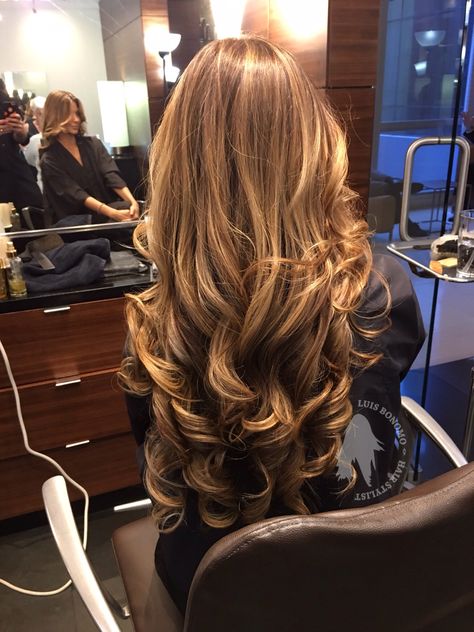 Prom Hair Bouncy Curls, Blow Wave Hair Long, Curly Blowdry Long Hair, Blow Wave Hair, Blow Outfit Hair, Blow Dry Hair Curls, Blowdry Hairstyles, Blowdry Curls, Blow Wave