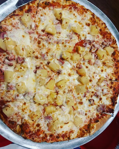 Love ham and pineapple pizza! Pizza Pineapple, Ham And Pineapple Pizza, Ham And Pineapple, Pineapple On Pizza, National Pizza Day, Pizza Ideas, Pineapple Pizza, Pizza Day, Gain Weight