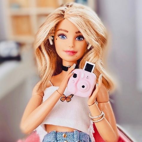 Sub to Delightful Dolls Youtube. She's so cool 😍 Body Shorts, Doll Rooms, Delightful Dolls, Barbie The Movie, Barbie Summer, Margot Robbie, Custom Dolls, Barbie Fashion, Barbie Doll