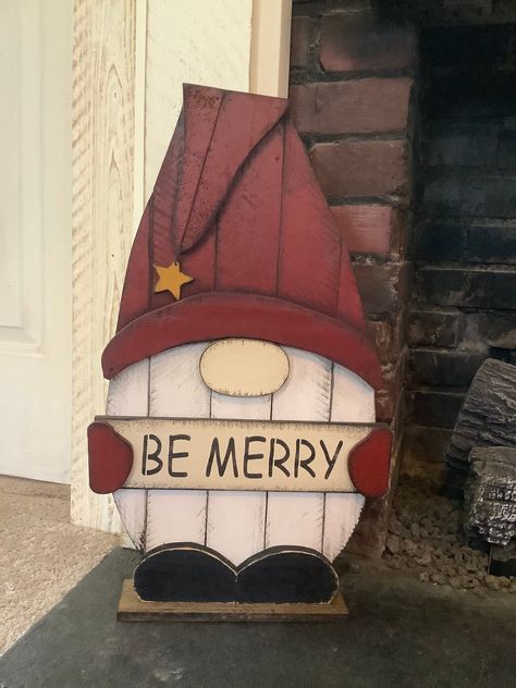 Gnome Pallet Projects, Wood Christmas Gnomes Diy, Small Christmas Wood Projects, Wooden Christmas Decorations Outdoor, Wooden Winter Crafts, Wood Christmas Diy Projects, Wooden Gnomes Ideas, Gnome Wooden Signs, Log Gnomes