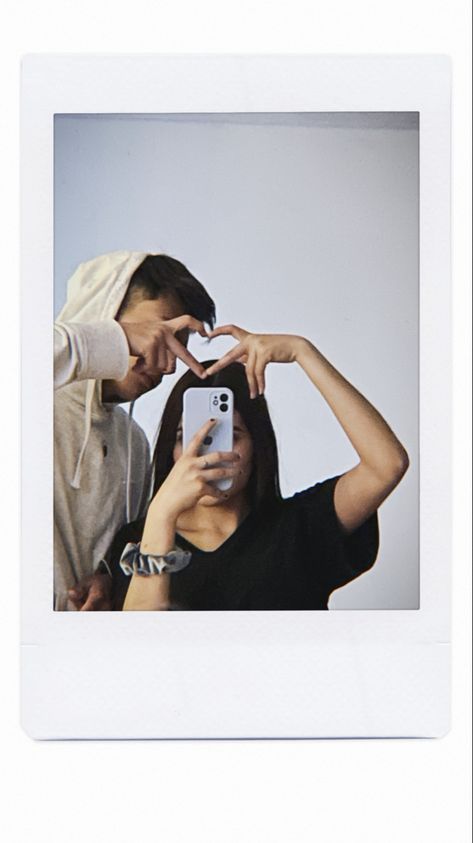 Instax Couples Ideas, Couple Poses Ideas Instagram, Couples Photos Tumblr, Polaroid Ideas Poses Couple, Standing Couple Poses, Couple Selfies Poses, Date Photo Ideas, Pose Guide, Romantic Poses