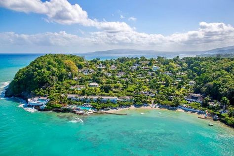 Planning a trip to Jamaica soon? Here's a list of some of the most luxurious resorts in Jamaica that you'll definitely want to check out! These Jamaican resorts & hotels are all so incredible you'll have a tough time picking just one! Round Hill Jamaica, Hotel Jamaica, Jamaica Villa, Jamaica House, Jamaica Hotels, Safari Vacation, Prince Harry Et Meghan, Jamaica Resorts, Caribbean Resort