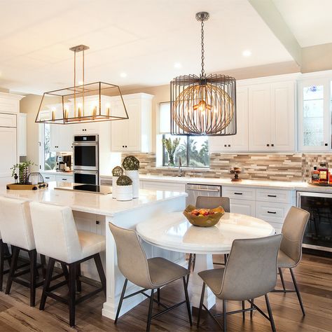 Kitchen Island Modern Farmhouse, Craftsman Kitchen Cabinets, Kitchen Ideas Contemporary, Kitchen Cabinet Crown Molding, Transitional Kitchen Ideas, Wardrobe Decor, Kitchen Island Modern, Small Kitchen Island Ideas, Golf House