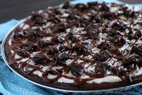 Oreo Fudge Brownie Pizza – These brownies are for the Oreo lovers! There are plenty of Oreo’s inside and out of this dessert pizza, topped with a marshmallow fluff frosting and drizzled in fudge sauce. From DessertNowDinnerLater.com Oreo Pizza, Fluff Frosting, Oreo Dessert Easy, Marshmallow Fluff Frosting, Brownie Pizza, Dessert Pizza Recipes, Pizza Dessert, Sweet Pizza, Dessert Oreo