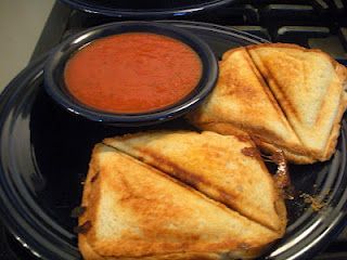 Grilled Pizza Pockets with a Sandwich maker Toaster Recipes, Breakfast Sandwich Maker Recipes, Sandwich Maker Recipes, Grilled Sandwiches, Breakfast Sandwich Maker, Pizza Pockets, Grill Sandwich Maker, Pizza Sandwich, Sandwich Toaster