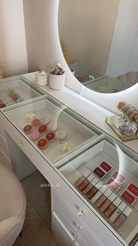 Dream Makeup Room Luxury, Clear Vanity Table, Bedroom Ideas Fashion Aesthetic, Vanity Ideas Bedroom Decor, Make Up Room Decoration Ideas, Hair Station Ideas Home, Makeup Set Up In Bedroom, Vanity Top Decor, Aesthetic Vanities