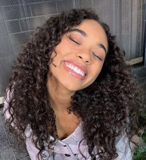 Mary Macdonald Aesthetic, Macdonald Aesthetic, Curly Haired Girl, Mary Macdonald, Chandler Kinney, Girl Smiling, Mary Mcdonald, Black Curly, Bare Face