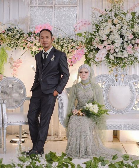 Wajib follow Pose Pengantin Di Pelaminan, Pose Women, Couple Decor, Pose Pengantin, Pose Prewedding, Pose Wedding, Couples Decor, Foto Wedding, Wedding Pose