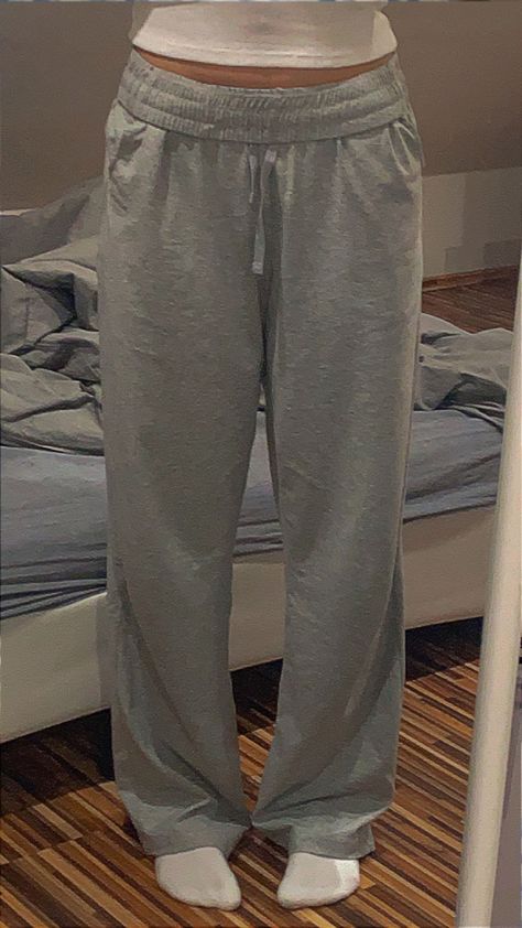 Grey Sweatpants Outfit With Converse, Low Rise Grey Sweatpants Outfit, Baggy Grey Sweatpants Outfits, Grey Sweatpants Aesthetic, Grey Sweatpants Outfit Aesthetic, Spanish Collage, Outfits With Grey Sweatpants, Sweatpants Outfit Aesthetic, Baggy Grey Sweatpants