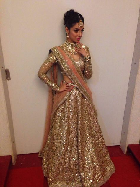 Divya Khosla In An Absolutely Stunning Gold Sparkling Sabyasachi #Lehenga. Glitter Lehenga, Reception Outfits, Gold Lehenga, Pink Lehenga, Desi Clothes, Indian Bridal Wear, Indian Woman, Indian Couture, Indian Wedding Outfits