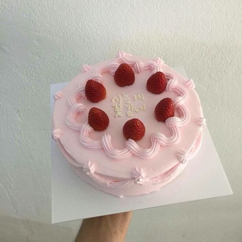 𝑷𝒊𝒏𝒕𝒆𝒓𝒆𝒔𝒕: 𝒉𝒐𝒏𝒆𝒆𝒚𝒋𝒊𝒏 ❀ Korean Cake, Torte Cupcake, Simple Cake Designs, Mini Cakes Birthday, Pretty Dessert, Simple Birthday Cake, Pretty Birthday Cakes, Cute Birthday Cakes, Just Cakes