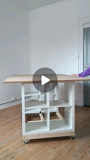 Diy Kitchen Table With Storage, Craft Tables With Storage Diy, Diy Table With Storage, Sewing Table Ideas Diy, Kallax Table, Diy Craft Table With Storage, Ikea Diy Table, Craft Table Ideas, Atelier Table