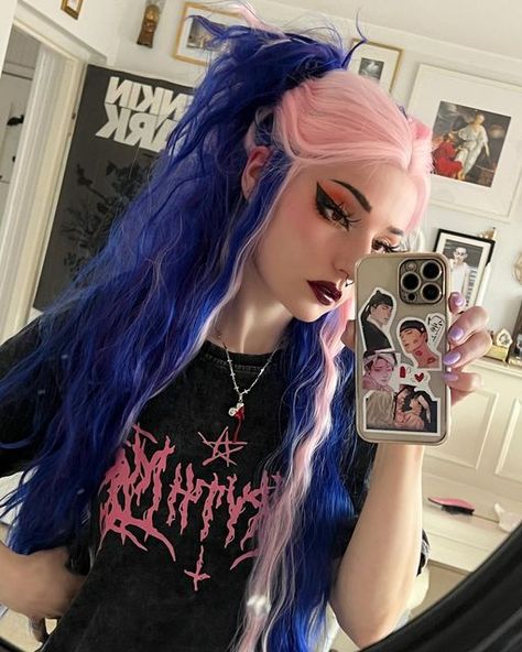 Quirky Hair, Hair Aesthetics, Split Dyed Hair, Creative Hair Color, Dyed Hair Inspiration, Pretty Hair Color, Alternative Hair, Dye My Hair, Hair Dye Colors