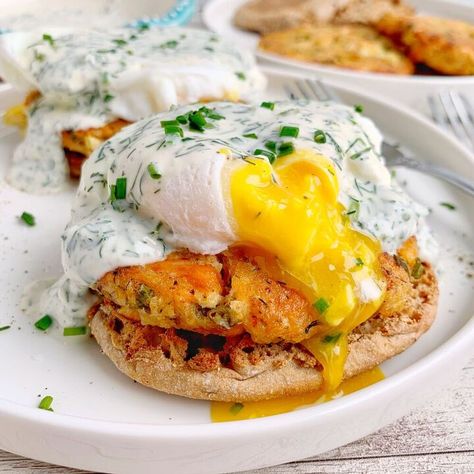 Today, we’re making Salmon Cake Benedict! This special breakfast/brunch feels so luxurious, but it’s really pretty easy to whip up. We’ll toast some English muffins, top them with some homemade salmon cakes, poach up an egg, and drizzle the whole thing with a rich and tangy herb crème fraiche. Doesn’t that sound absolutely amazing?Let’s start with the salmon cake. We’re going to do a double bake on these, once to cook the salmon meat before we form it into a patty, and once to cook t… Salmon Cake Breakfast, Salmon Benedict, Salmon Eggs Benedict, Creme Fraiche Sauce, Salmon Cake, Perfect Poached Eggs, Special Breakfast, Runny Eggs, Fish Cakes