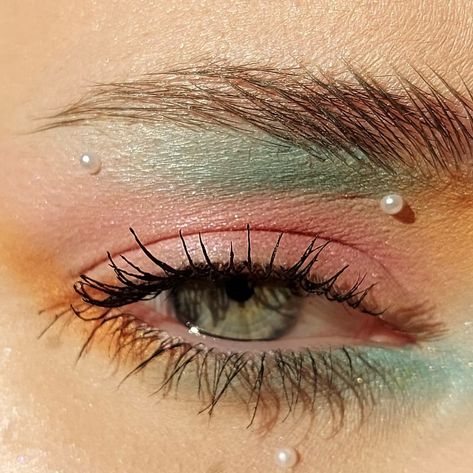 Makeup With Beads, Light Eye Makeup, Light Eyes, Glitter Makeup, Makeup Nails, Eye Makeup, Hair Makeup, Glitter, Beads