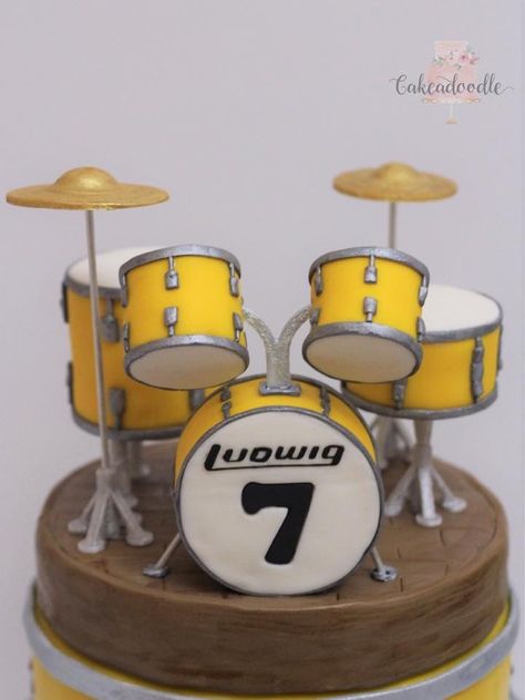 Drum Cake Ideas, Drum Set Cake, Drum Birthday Cakes, Music Birthday Cakes, Festa Rock Roll, Baking Birthday Cake, Bolo Musical, Drum Craft, Music Birthday Party