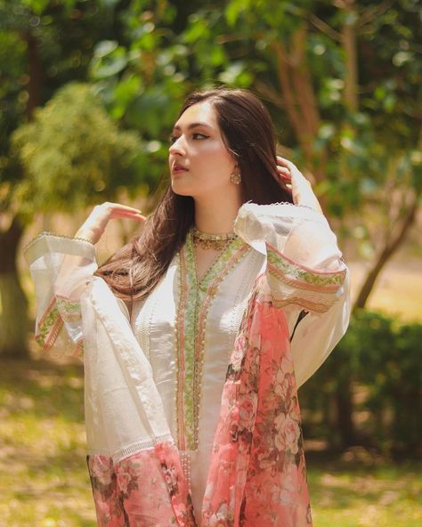 Maheen Khan, Pakistan Girl, Eastern Dresses, Bungalow Exterior, Beautiful Casual Dresses, Pakistani Celebrities, Dress Book, Modern Bungalow, Scenery Nature