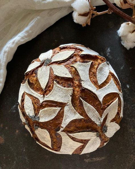 Sourdough Bread Decoration, Sourdough Bread Design, Boule Scoring, Sourdough Art, Bread Scoring Patterns, Flower Bread, Art Bread, Spelt Recipes, Diy Bread