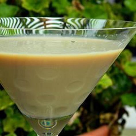 Snickers Martini Snickers Martini Recipe, Snickers Martini, Espresso Martini With Baileys, White Martini, Cake Vodka, Baileys Original Irish Cream, Homemade Irish Cream, Whipped Vodka, Snickers Candy Bar