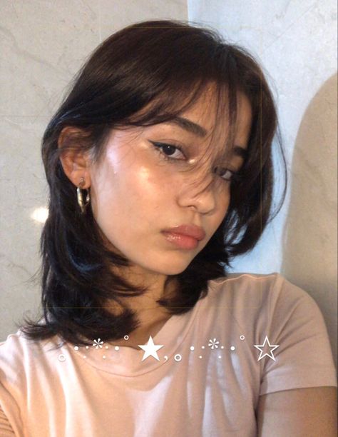 Desi Short Hair, Short Hair Indian Women, Round Face Aesthetic, Short Indie Hair, Aura Manifestation, Short Hair Glasses, Indian Makeup Looks, Light Makeup Looks, Hair Inspiration Long