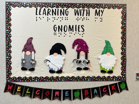 A bulletin board with 4 gnomes all with different textures and fuzzy beards. 2 girls and 2 boys. 1 girl and 1 boy have long white canes. The lettering on the board says “Learning With My Gnomies” it is in print and sim braille. At the bottom of the bulletin board it also says the same thing in braille along with all the students names in braille. There is a banner under the bulletin board that says Welcome Back with apples. There is braille on the banner as well as textured pictures of apples. Braille Bulletin Board Ideas, Fairytale Classroom, Ra Bulletins, School Doors, Teaching Toddlers, Classroom Bulletin Boards, Teacher Things, School Class, Beginning Of School