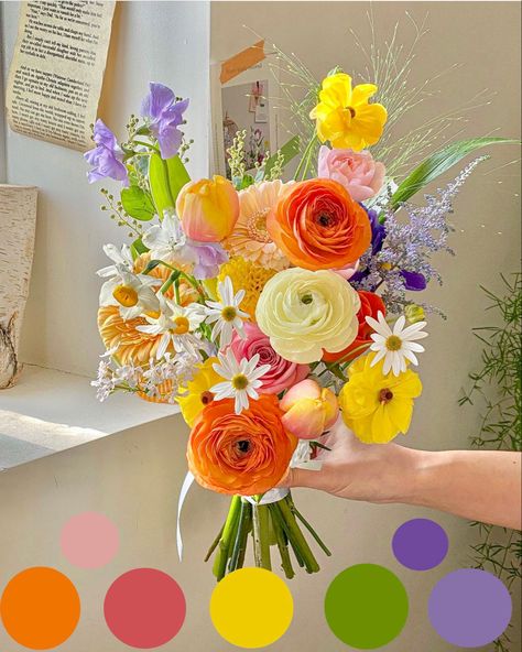 Prom Wildflower Bouquet, Centerpieces For Circle Tables, Retro Flower Bouquet, Wedding Decor Wildflowers, Sunset Color Bouquet, Sunset Bridal Bouquet, Spring Flower Bouquet Wedding, April Wedding Bouquet, Colorful Fall Bouquet