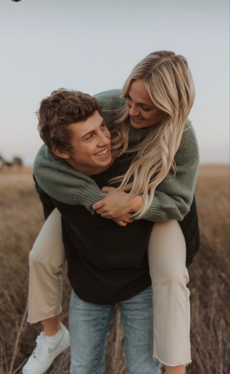 Couple Cute Photoshoot, Bf And Gf Professional Pictures, Boyfriend And Girlfriend Pictures Professional, Cute Couple Senior Pictures, Anniversary Picture Ideas Photo Poses, Fall Winter Couple Pictures, Fall Pictures Ideas For Couples, New Couple Pictures, Couple’s Pictures