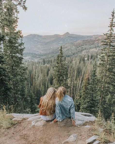 Hiking Pictures With Friends, Hiking Photoshoot, Fall Pictures Nature, Hiking Picture Ideas, Mountain Photoshoot, Hiking Pics, Mountain Pictures, Hiking Photography, Camping Photography