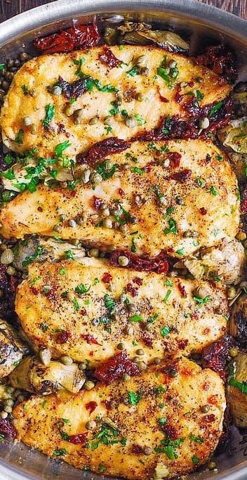 Sundried Tomato Chicken, One Skillet, Mediterranean Chicken, Mediterranean Cuisine, Sun Dried Tomatoes, Chicken Dishes Recipes, Mediterranean Diet Recipes, Idee Pasto Sano, Dried Tomatoes