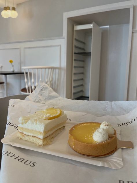 Cream Cute Aesthetic, Aesthetic Bakery, Yellow Desserts, Square Pic, Dessert Squares, Sweet Lemon, Lemon Tart, Lemon Pie, Yellow Cake