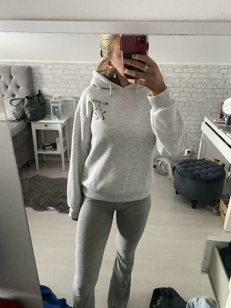 Comfy School Outfits Lazy Days, School Outfits Lazy, Gray Sweatpants Outfit, Sick Day Outfit, School Outfits Aesthetic, Grey Jeans Outfit, Stockholm Aesthetic, Comfy School Outfits, Brown Sweatpants