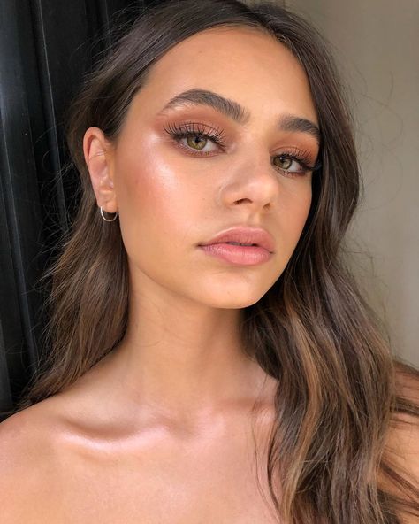 CARLA DYSON on Instagram: “Hair and makeup on the beautiful  @whyntervanravenstein #makeupartist #makeup #makeuplife #meccabeauty #meccamoment #melbournemakeupartist” Olive Skin Makeup, Winter Make-up, Brown Girls Makeup, Makeup Soft, Soft Dramatic, Natural Glowy Makeup, Bridal Makeup Looks, Natural Makeup Looks, Makati