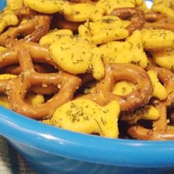 Ranch Pretzels and Goldfish Goldfish Recipe, Sweet Snack Mix, Spicy Pretzels, Ranch Pretzels, Nut Free Snacks, Fish Crackers, Interesting Recipes, Free Snacks, Lemon Pepper