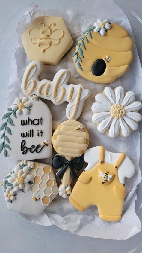 Gender Reveal Party Food, Gender Reveal Cookies, Bee Cookies, Its A Girl Announcement, Sugar Cookie Designs, Baby Gender Reveal Party, Bee Baby Shower, Cookie Icing, Baby Gender Reveal