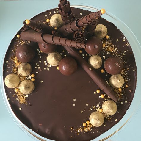 Chocolate Sweet Cake Decoration, Chocolate Cheesecake Decoration Ideas, Chocolate Cheesecake Decoration, Chocolate Ball Cake Decoration, Cake With Chocolate Balls Decor, Decorated Cheesecake Birthday, Chocolate And Gold Cake, Chocolate Sphere Cake Decoration, Cheesecake Decorating Ideas