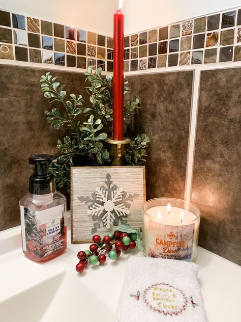 Small Bathroom Christmas Decor Ideas Simple, Christmas Bathroom Towel Decor, Farmhouse Christmas Bathroom Decor, Christmas Decor Ideas Bathroom, Christmas Decorations Bathroom, Bathroom Christmas Decor Ideas, Fall Table Settings Autumn, Word Crafts, Bathroom Christmas Decor