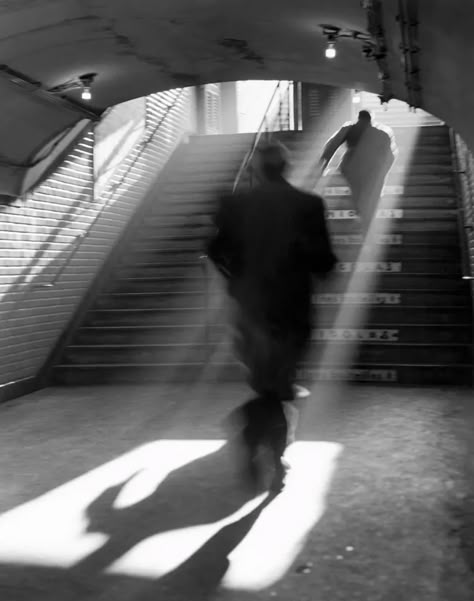 Sabine Weiss, Halloweenský Makeup, Movement Photography, French Photography, جوني ديب, Classic Photography, Fotografi Digital, Shadow Photography, Henri Cartier Bresson