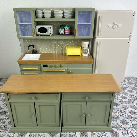 STAY GOLD (@staygoldvintageminis) • Instagram photos and videos Miniverse Kitchen Makeover, Mini Verse Kitchen, Miniature Kitchen Ideas, Animale Crossing, Clay Cafe, Dollhouse Makeover, Mini Verse, Dollhouse Rooms, Mini Crafts