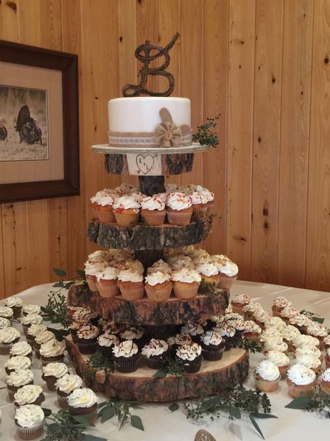 Country Theme Quinceanera Ideas, Western Party Ideas For Women, Western Cupcakes Wedding, Sweet 16 Cowboy Theme, Country Cake Ideas, Cowboy Sweet 16, Rustic Sweet 16 Cake, Country Western Birthday Party Ideas, Sweet 16 Decorations Western