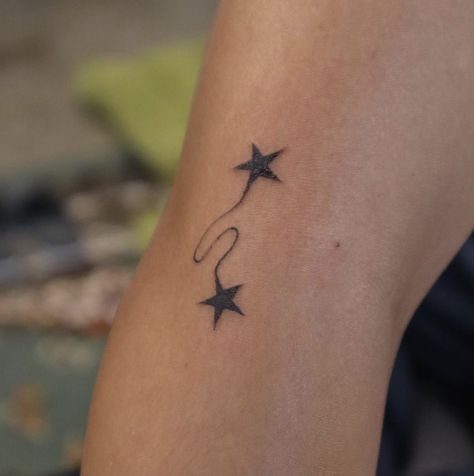 Small Cover Up Tattoo Wrist, Cool Tattoos For Women Small, 4 Person Tattoo Ideas, Stars On Back Tattoo, Twin Star Tattoo, Under Noon Tattoo, Funky Tattoos For Women, Cat Star Tattoo, Fish Wrist Tattoo