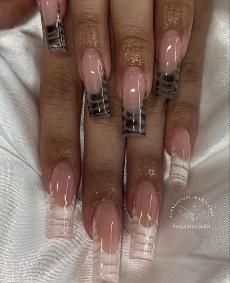 90s French Nails, Streetwear Nails Designs, Neutral French Tip Nails, Aesthetic Nail Design, Kardashian Nails, Nail Ideas Winter, Pedicure Manicure, French Acrylic Nails, Simple Acrylic Nails