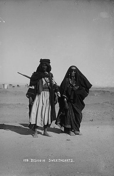 Bedouin couple Desert Clothing, Sinai Egypt, Arab Culture, American Colonies, Male Poses, Primates, In The Desert, North Africa, Rare Photos