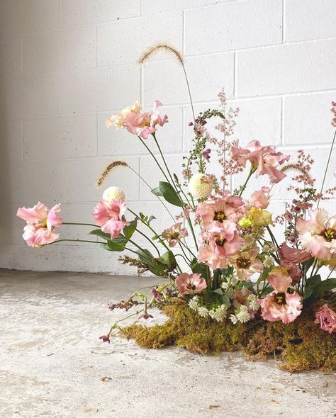 Ingeborg Flora Co on Instagram: "I am totally in love with these locally grown lisianthus 🤍 Opening each one & see the beautiful colors is such a joy! #foamfree #locallygrown #zurie #bluegreengardens #ohiocutflowercollective #ohiogrown #slowflowers" Lisianthus Arrangement, Locally Grown, Bridal Show, Flower Ideas, Bridal Inspiration, Cut Flowers, Design Inspo, Beautiful Colors, In Love