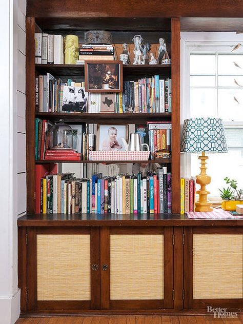 Built-in bookcase with cupboards Bookcase Makeover Ideas, Library Dark, Library Lounge, Bookcase Makeover, Bookshelf Makeover, Hallway Entry, Country Cupboard, Wood Shelving Units, Mahogany Bookcase