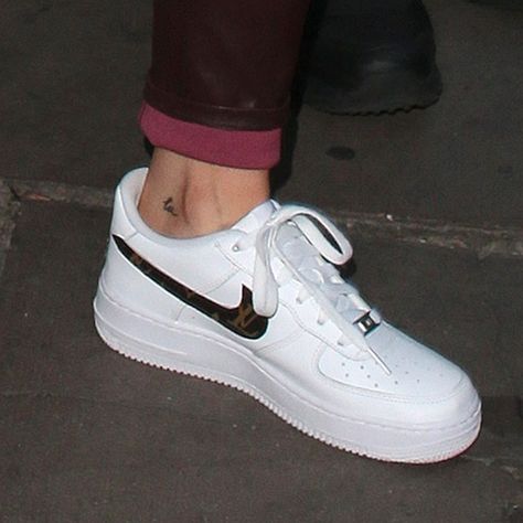 Kylie Jenner - l.a. tattoo Kendall Tattoo, Tyga Kylie, Kylie Jenner's Tattoos, Tattoo Lily, Kylie Jenner Tyga, La Tattoo, Flower Tattoo Sleeve, Tattoo Videos, Ankle Tattoo