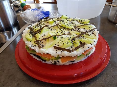 Sushi Cake Recipe, Perfect Sushi Rice Recipe, Salmon Sushi Recipes, Sushi Co, Sushi Rice Recipes, Sushi Salad, Sushi Sauce, Sushi Burrito, Sushi Cake