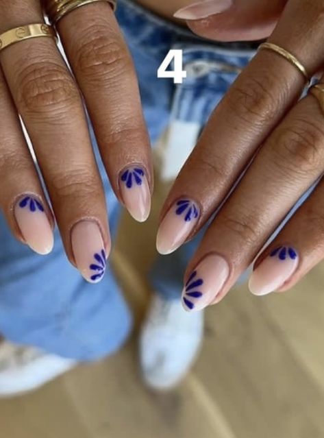 Royal Blue Design Nails, Navy Blue Nails With Flowers, Nail Art Ete 2020, Blue Nails With White French Tip, Blue Detail Nails, Navy Blue Summer Nails, Navy Summer Nails, Blue Holiday Nails Summer, Navy Nails With Design