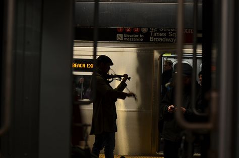 Violin Street Performer, Male Violinist Aesthetic, Street Violinist, Violinist Aesthetic, Cello And Violin, Orchestra Aesthetic, Violinist Photography, Subway Photos, Street Performer