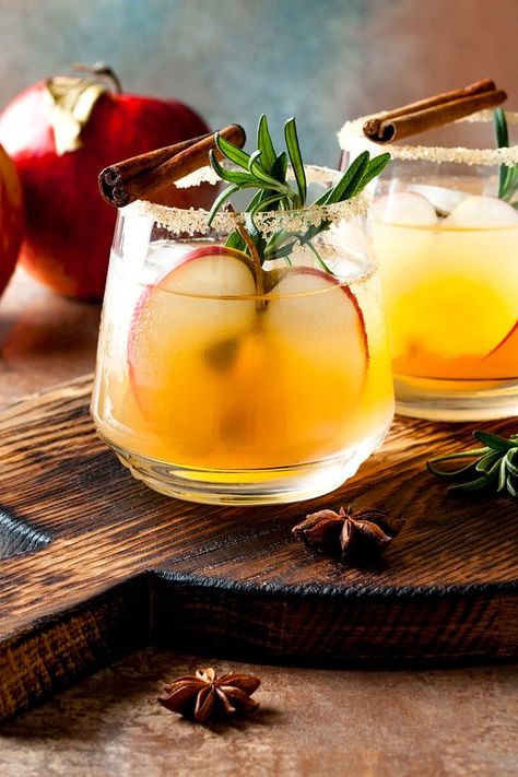 Winter Drinks Alcoholic, Warm Winter Drinks, Toddy Recipe, Hot Toddies Recipe, Desserts In A Glass, Apple Cocktail, Winter Drink, Thanksgiving Cocktails, Spiced Apple Cider